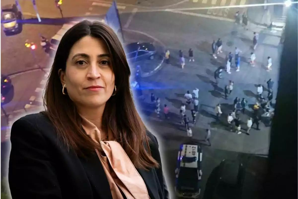 Una dona amb cabells foscos i vestimenta formal apareix en primer pla, mentre que al fons s'observa una escena nocturna en un carrer amb diverses persones i un vehicle policial.