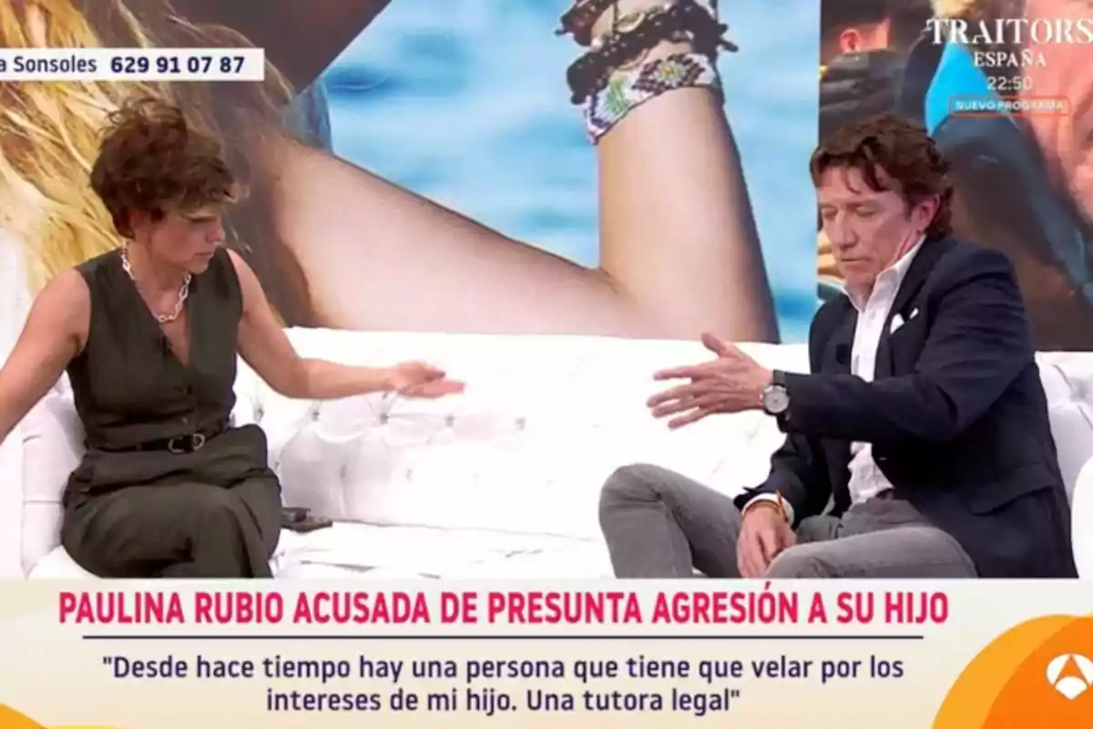 Sonsoles Ónega i Colate conversen a 'Y ahora Sonsoles' amb un rètol en pantalla que informa sobre una acusació de suposada agressió a un fill per part de Paulina Rubio. Sonsoles Ónega i Colate conversen a 'Y ahora Sonsoles' amb un rètol en pantalla que informa sobre una acusació de suposada agressió a un fill per part de Paulina Rubio.