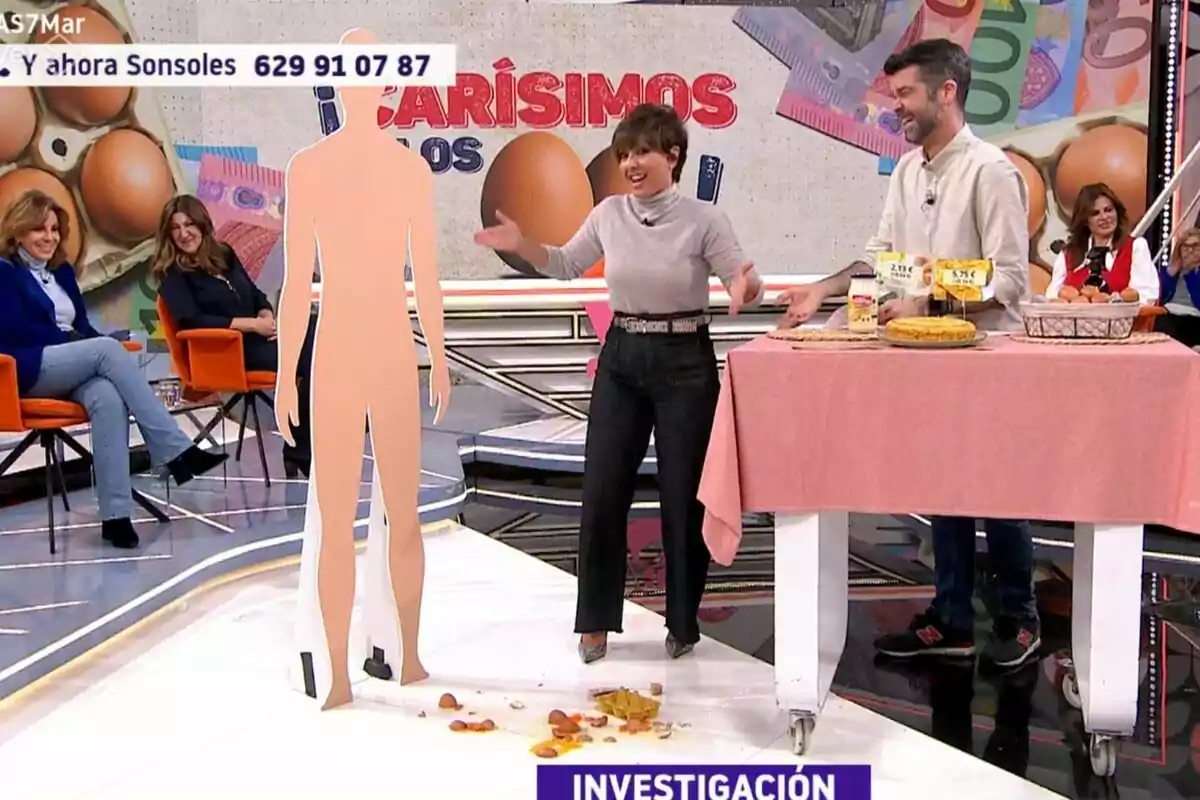 Y ahora Sonsoles mostra a diverses persones com Sonsoles Ónega en un plató amb un cartell que diu Y ahora Sonsoles mostra a diverses persones com Sonsoles Ónega en un plató amb un cartell que diu