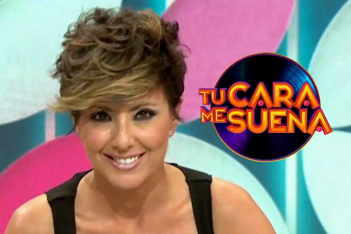 Sonsoles Ónega somrient amb cabell curt i arrissat a Y ahora Sonsoles al costat del logotip del programa "Tu Cara Me Suena".