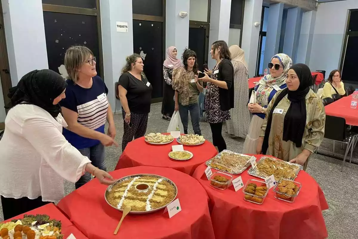 Fotografia d'un sopar popular amb dones de diferents cultures