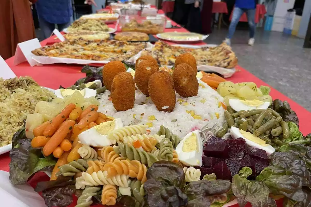 Fotografia d'una taula plena de menjar