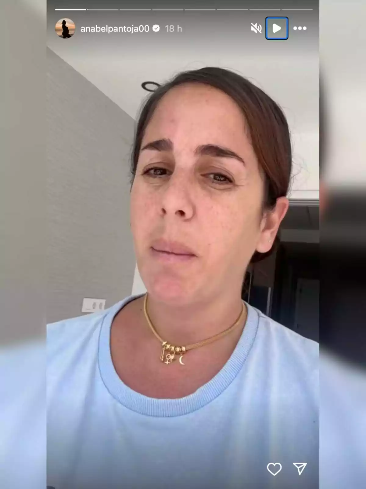 Història d'Anabel Pantoja a Instagram parlant amb una samarreta blava Història d'Anabel Pantoja a Instagram parlant amb una samarreta blava