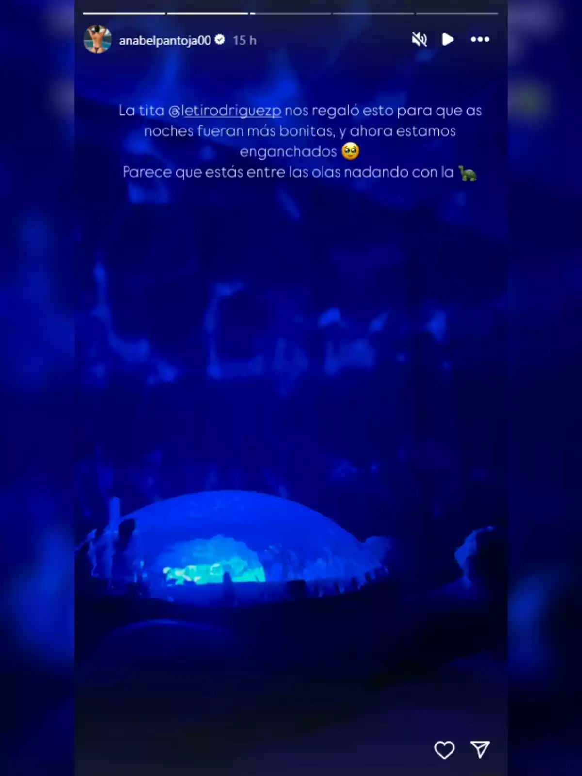 Una luz azul ilumina un ambiente oscuro, creando una atmósfera mágica y relajante. Una luz azul ilumina un ambiente oscuro, creando una atmósfera mágica y relajante.