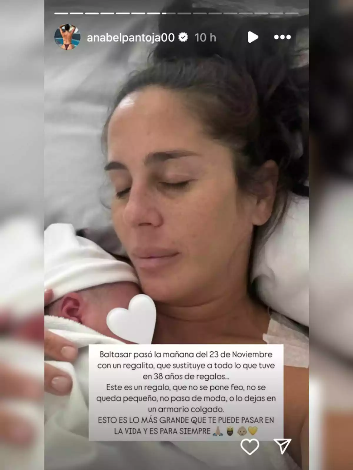 Anabel Pantoja con los ojos cerrados sostiene a un bebé envuelto en una manta blanca, con un mensaje superpuesto que expresa amor y gratitud.