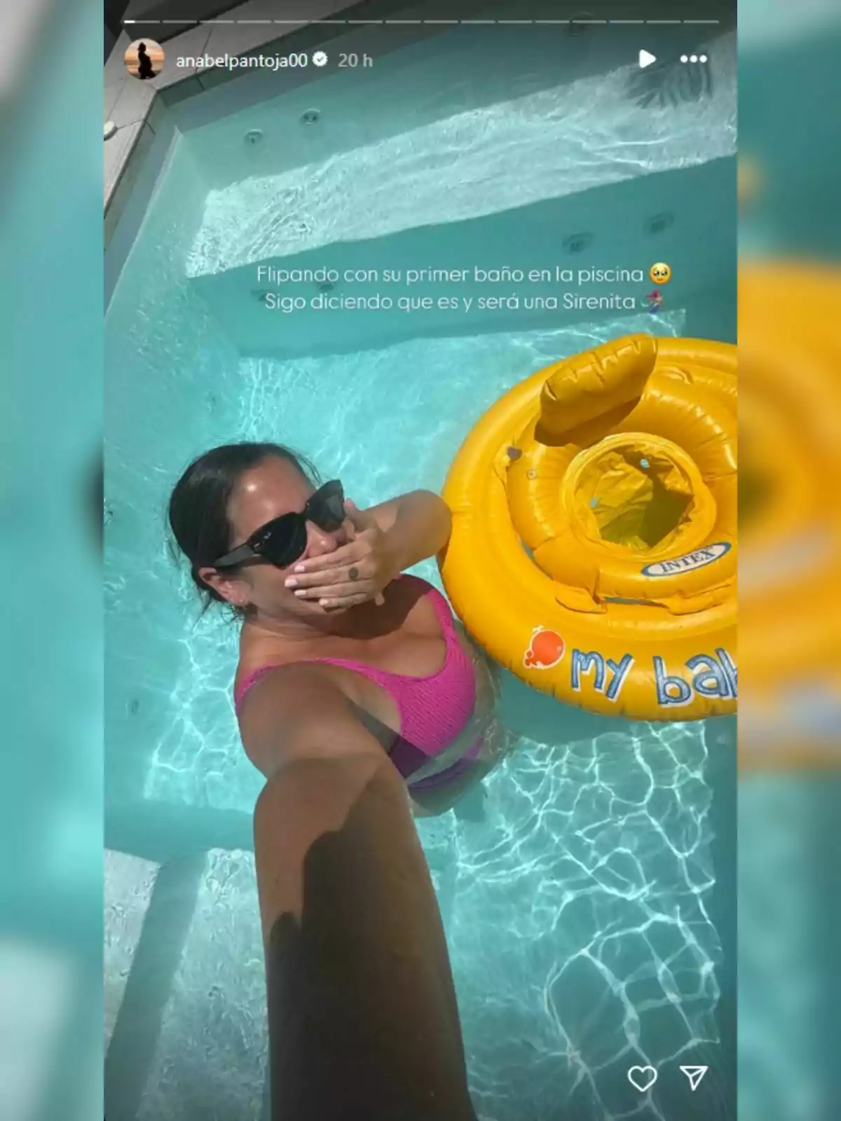 Anabel Pantoja en una piscina fent-se una selfie, amb ulleres de sol i un banyador rosa, al costat d'un flotador groc per a nadó. Anabel Pantoja en una piscina fent-se una selfie, amb ulleres de sol i un banyador rosa, al costat d'un flotador groc per a nadó.