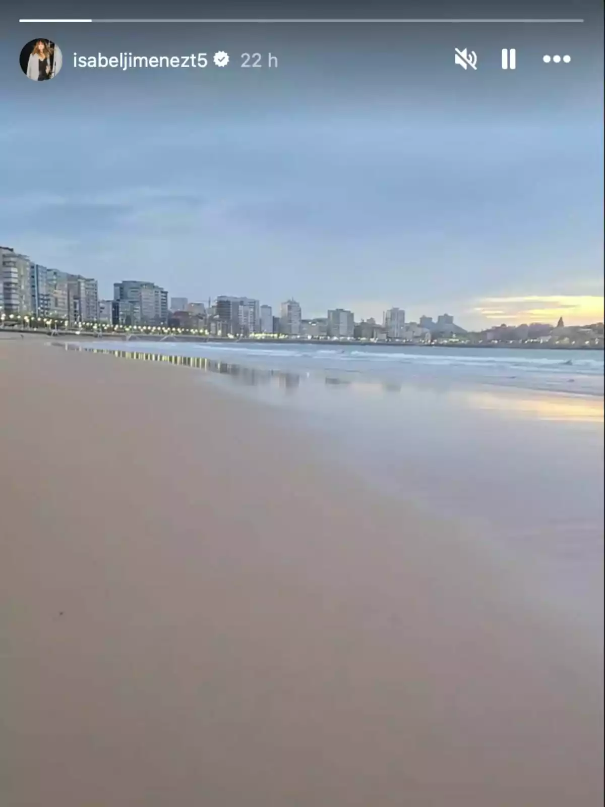 Platja al capvespre amb edificis al fons i cel ennuvolat. Stories d'Isabel Jiménez. Platja al capvespre amb edificis al fons i cel ennuvolat. Stories d'Isabel Jiménez.