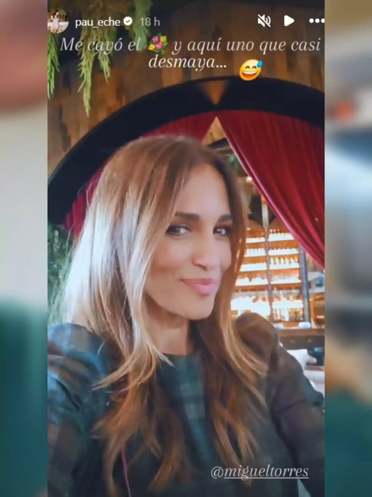 Paula Echevarría somriu mentre està asseguda en un lloc amb cortines vermelles i decoració de plantes. Paula Echevarría somriu mentre està asseguda en un lloc amb cortines vermelles i decoració de plantes.