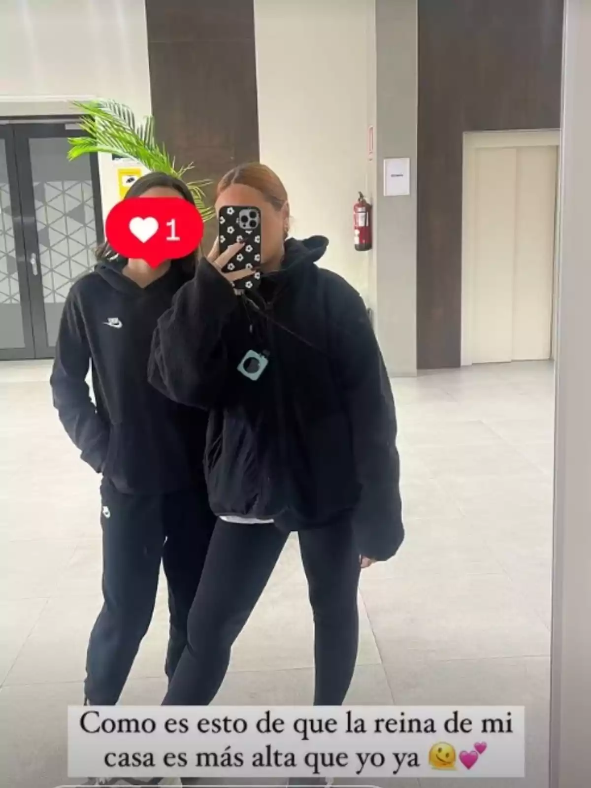 Rocío Flores, taking a selfie dressed in a tracksuit, with her sister Lola behind her, also in a tracksuit and with her face covered. Rocío Flores, taking a selfie dressed in a tracksuit, with her sister Lola behind her, also in a tracksuit and with her face covered.