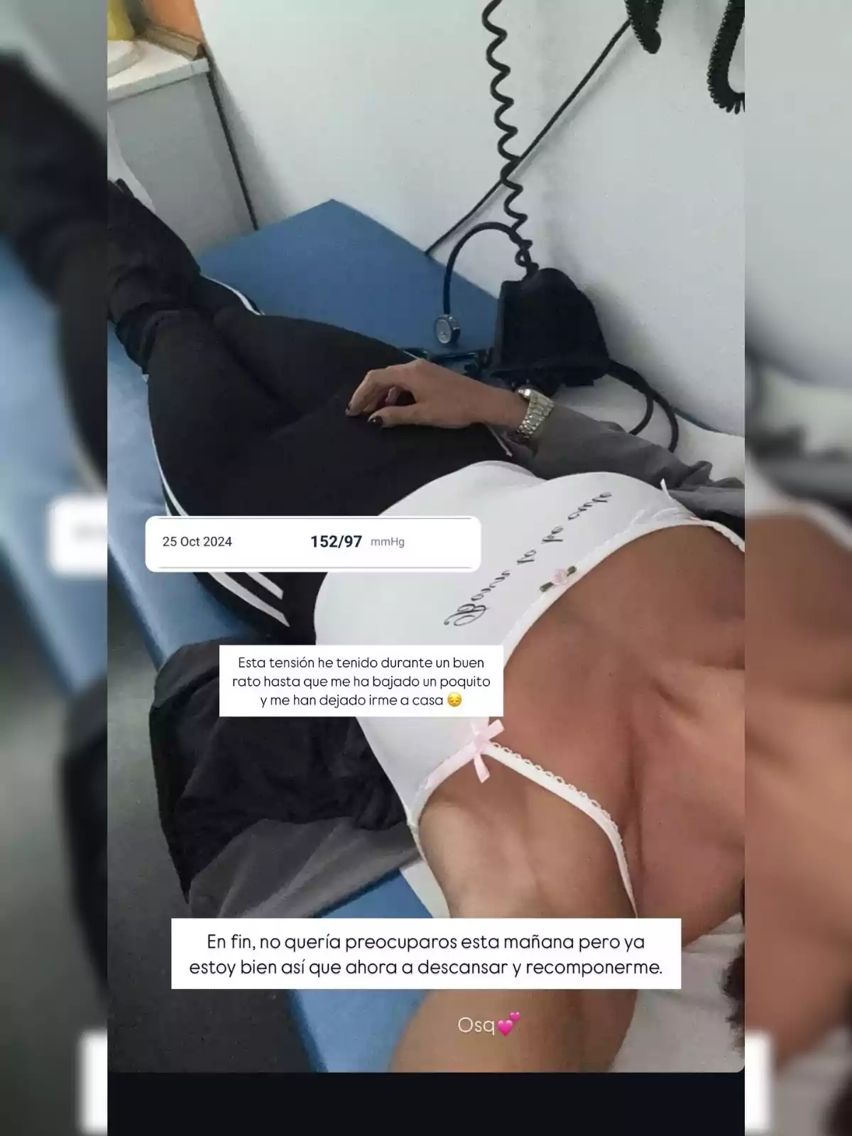 Sofia Suescun, recolzada en una llitera d'hospital amb un tensiòmetre al fons i un text que n'esmenta la pressió arterial i la necessitat de descansar.