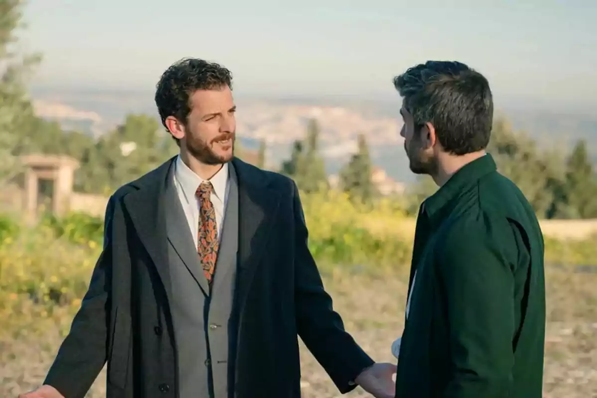 Lluís i Andreu conversant a l'aire lliure en un entorn natural amb arbres i un paisatge de fons. Captura de 'Sueños de Libertad'