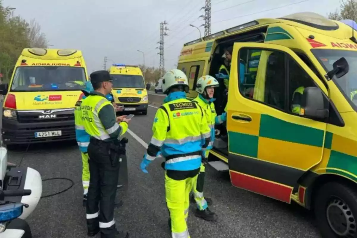 Imatge de diversos efectius del SUMMA 112 de Madrid en una carretera amb agents de la Guàrdia Civil per un accident, amb diverses ambulàncies