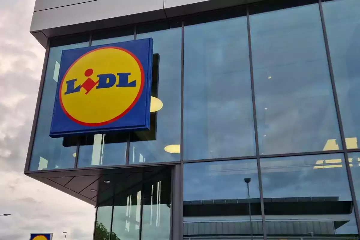 Façana d´una botiga Lidl amb el logotip visible en un rètol quadrat.