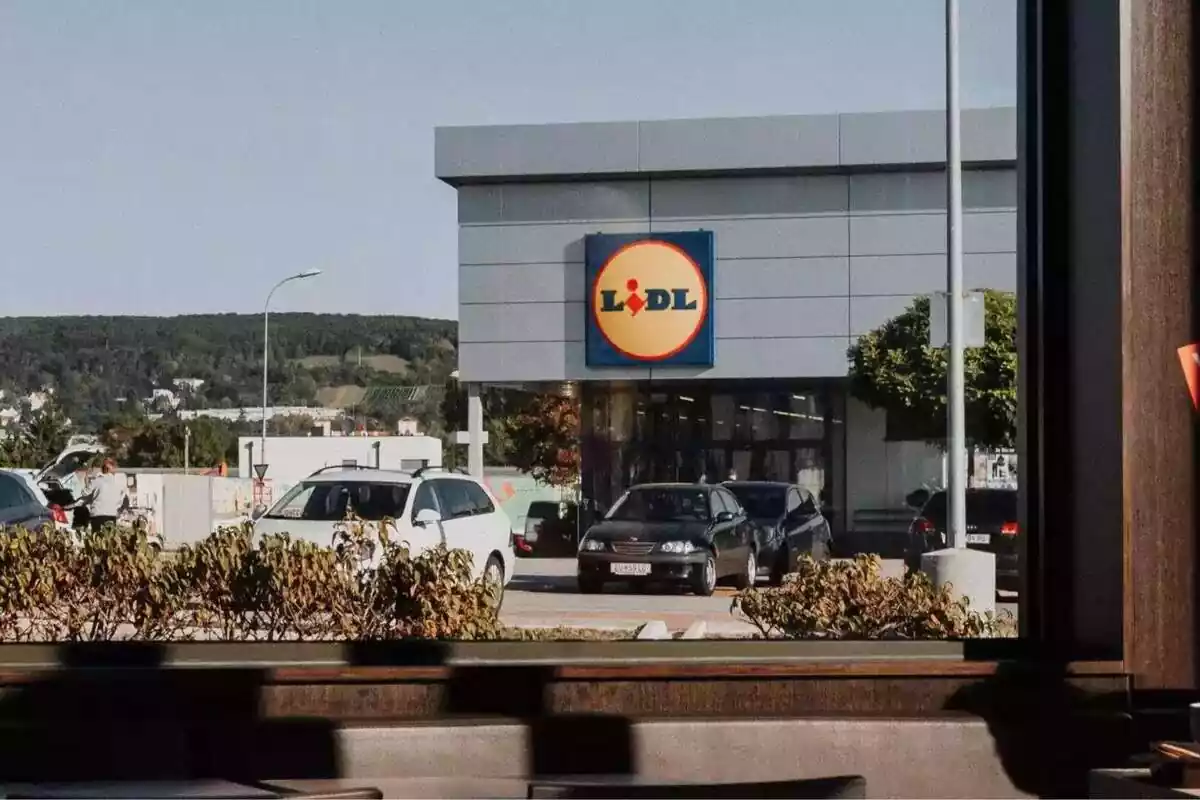 L'exterior d'un supermercat de la cadena Lidl