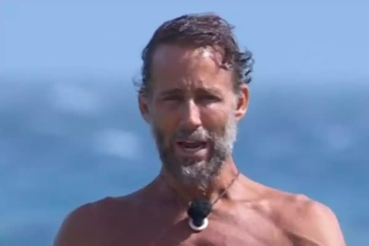 Álvaro Muñoz Escassi amb el tors nu davant del mar amb un micròfon al coll. Captura de 'Supervivientes' Álvaro Muñoz Escassi amb el tors nu davant del mar amb un micròfon al coll. Captura de 'Supervivientes'
