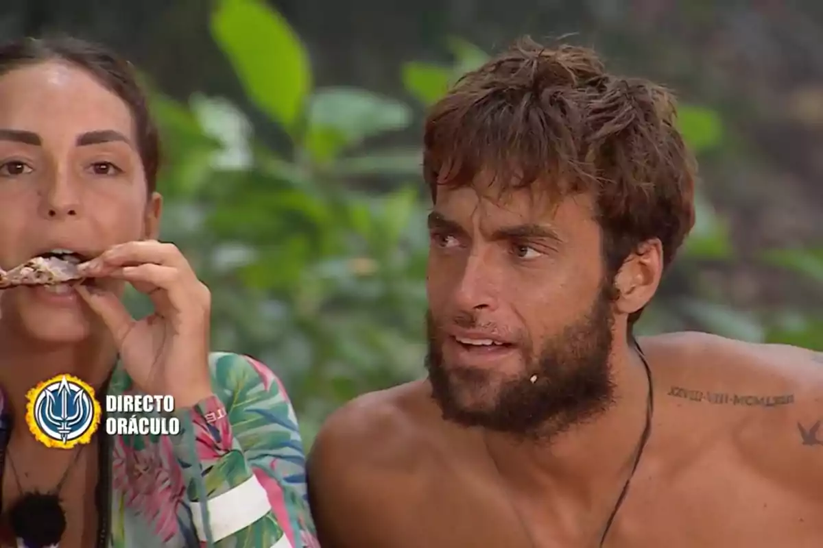 Anita i Montoya en un entorn natural, una d'elles està menjant mentre l'altra sembla estar parlant. Captura de 'Supervivientes'.
