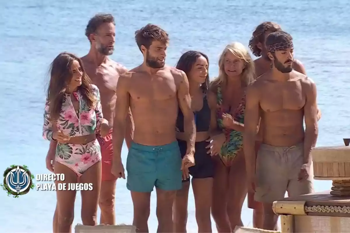 Un grup de persones a la platja participant en un esdeveniment o joc. Captura de 'Supervivientes'. Un grup de persones a la platja participant en un esdeveniment o joc. Captura de 'Supervivientes'.