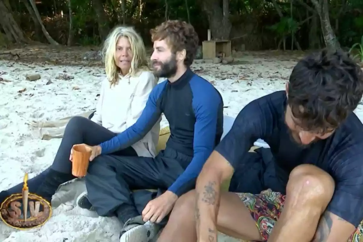 Makoke, Pelayo Díaz i Manuel González assegudes a la sorra d'una platja, una d'elles sosté una tassa mentre conversen, envoltats d'arbres i vegetació. Captura de 'Supervivientes'. Makoke, Pelayo Díaz i Manuel González assegudes a la sorra d'una platja, una d'elles sosté una tassa mentre conversen, envoltats d'arbres i vegetació. Captura de 'Supervivientes'.