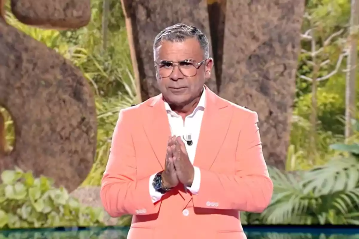Jorge Javier Vázquez con gafas y un traje naranja está de pie con las manos juntas frente a un fondo de vegetación. Captura de 'Supervivientes' Jorge Javier Vázquez con gafas y un traje naranja está de pie con las manos juntas frente a un fondo de vegetación. Captura de 'Supervivientes'