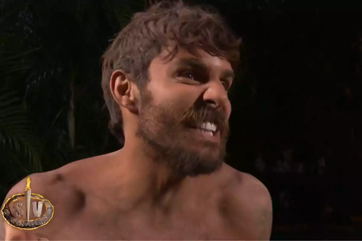 Manuel González amb expressió intensa i barba en un entorn fosc. Captura de 'Supervivientes'.