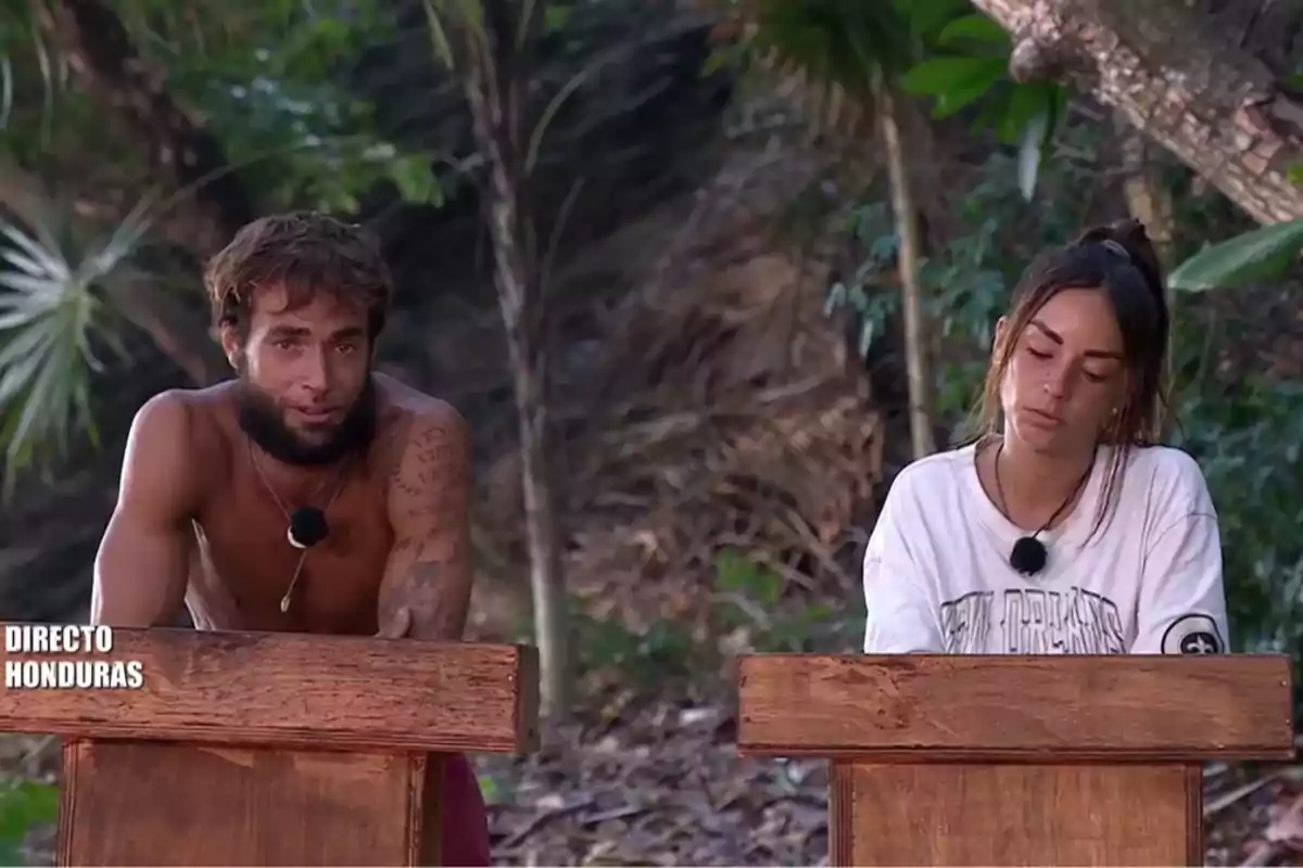 Montoya i Anita estan dempeus darrere de faristols de fusta en un entorn a l'aire lliure amb vegetació de fons. Captura de 'Supervivientes'. Montoya i Anita estan dempeus darrere de faristols de fusta en un entorn a l'aire lliure amb vegetació de fons. Captura de 'Supervivientes'.
