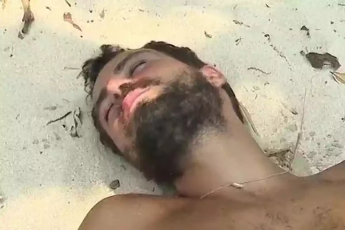 Joshua Velázquez descansant sobre la sorra. Captura de 'Supervivientes' Joshua Velázquez descansant sobre la sorra. Captura de 'Supervivientes'
