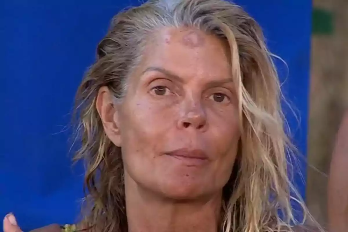 Makoke amb expressió seriosa davant d'un fons blau. Captura de 'Supervivientes'.