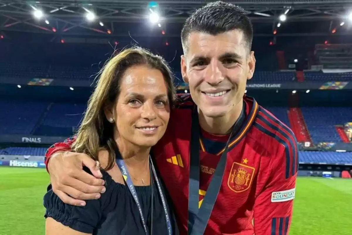 Álvaro Morata amb la samarreta de la selecció espanyola abraça Susana Martín en un estadi. Post d'Álvaro a Instagram