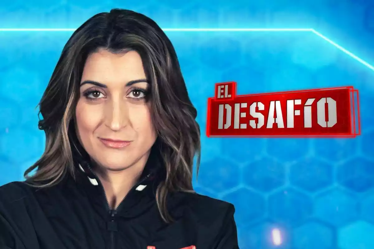 Susi Caramelo con chaqueta negra frente a un fondo azul con el logo de "El Desafío".