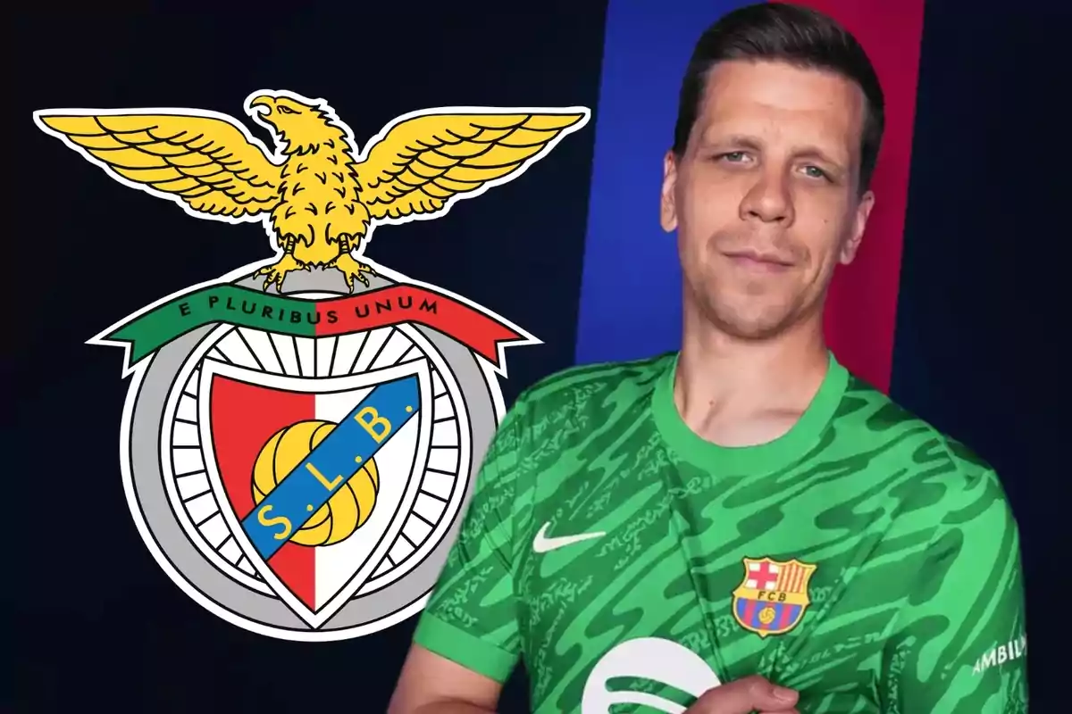 Un hombre con una camiseta verde de fútbol del FC Barcelona está de pie junto al escudo del club Benfica.