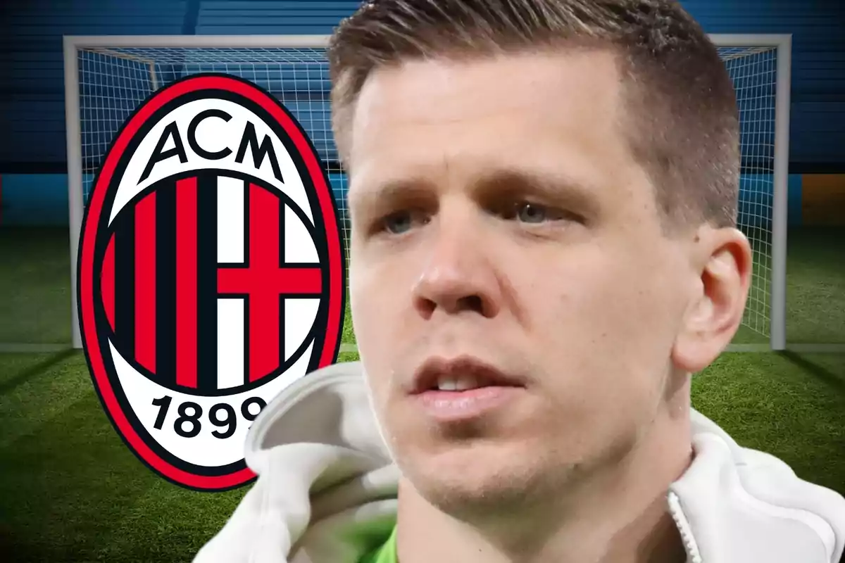 Un home amb una jaqueta blanca davant d?un logotip de l?AC Milan i una porteria de futbol.