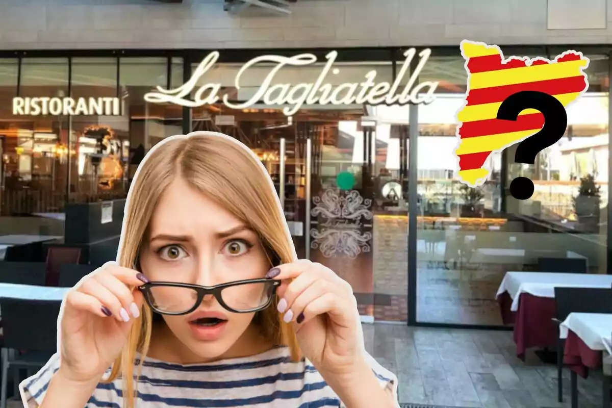 Una dona amb expressió de sorpresa sosté les ulleres davant d'un restaurant anomenat "La Tagliatella" amb un cartell d'un mapa amb ratlles vermelles i grogues i un signe d'interrogació.