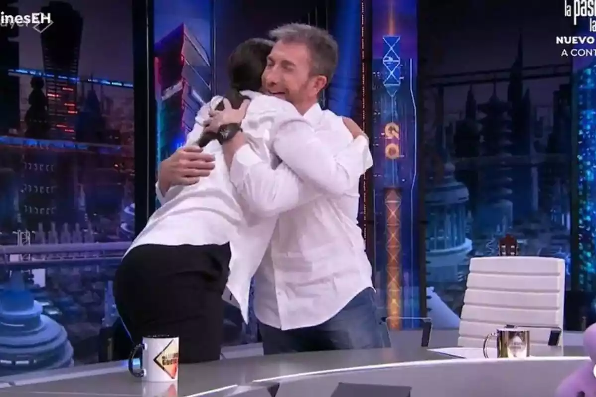 Captura de Tamara Falcó abraçant-se a Pablo Motos com a col·laboradora del Hormiguero