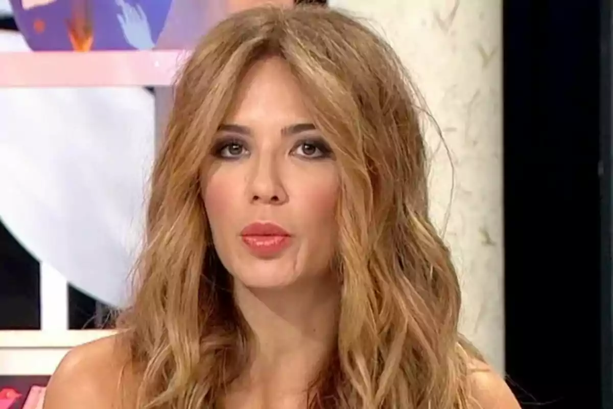 Tamara Gorro con cabello largo y ondulado, maquillaje en los ojos y labios rojos, en un entorno interior en Y ahora Sonsoles.