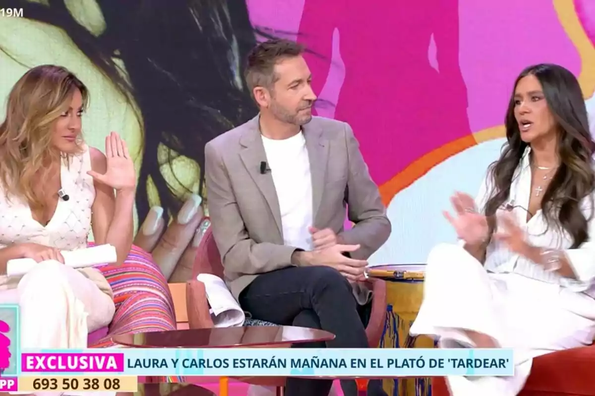 Frank Blanco, Verónica Dulanto i Laura Cuevas a 'Tardear' conversant, amb un fons acolorit i un text a la part inferior que menciona una exclusiva sobre Laura i Carlos.