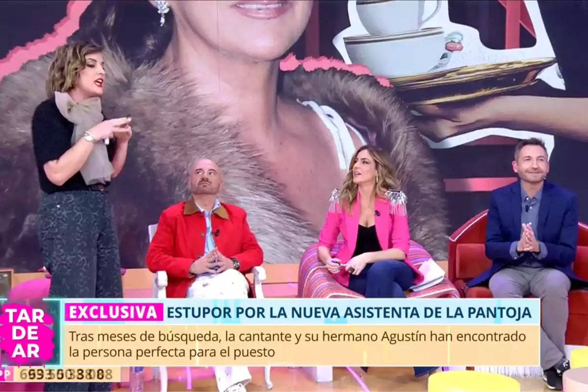 Un grupo de personas está participando en un programa de televisión, donde una mujer está de pie hablando mientras tres personas están sentadas escuchando atentamente; en la parte inferior de la imagen hay un texto que menciona una exclusiva sobre la nueva asistente de una cantante. Captura de 'TardeAR'