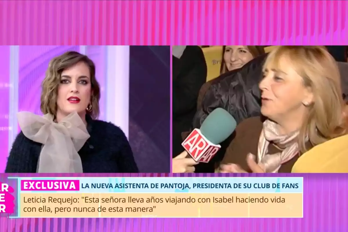 Isabel Requejo con un lazo grande en el cuello aparece en un programa de televisión, mientras otra mujer es entrevistada con un micrófono que tiene el logo 