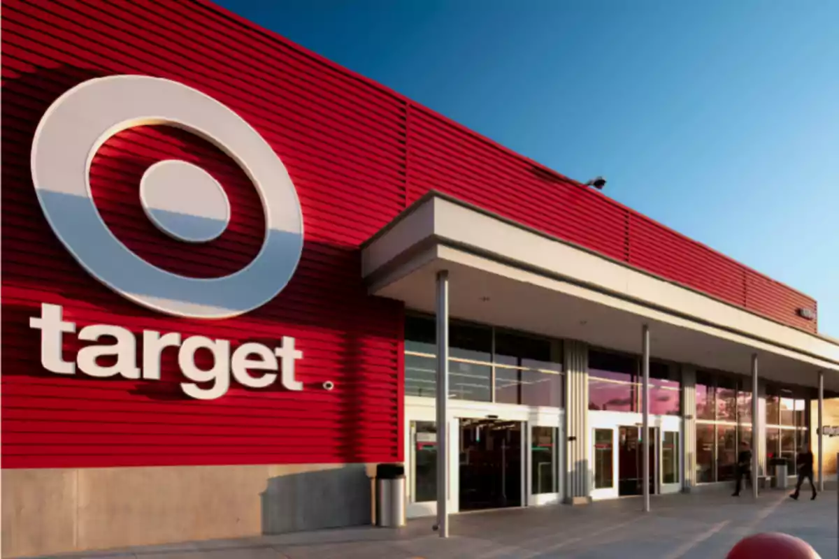 Fachada de una tienda Target con un gran logotipo circular rojo y blanco en la pared exterior.