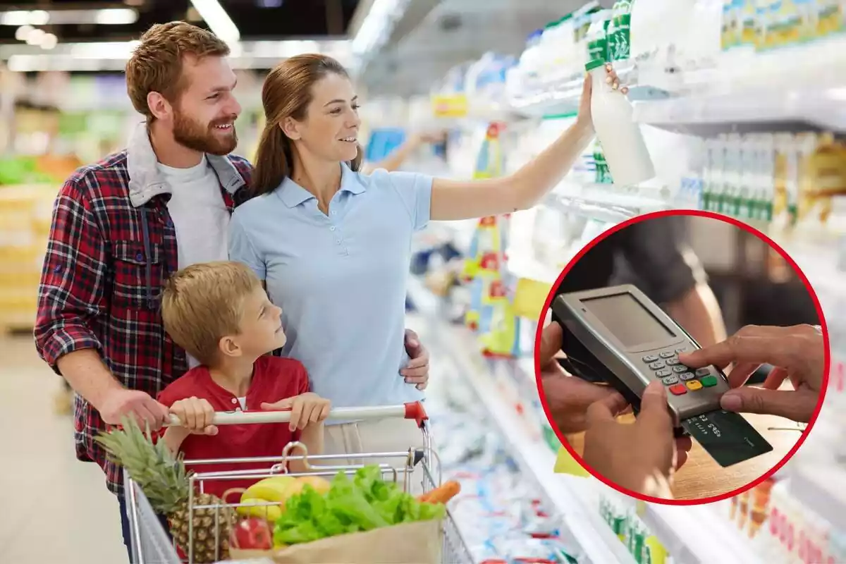 Una família, de dos adults i un nen, fan la compra en un supermercat. Al cercle, un pagament amb targeta de crèdit