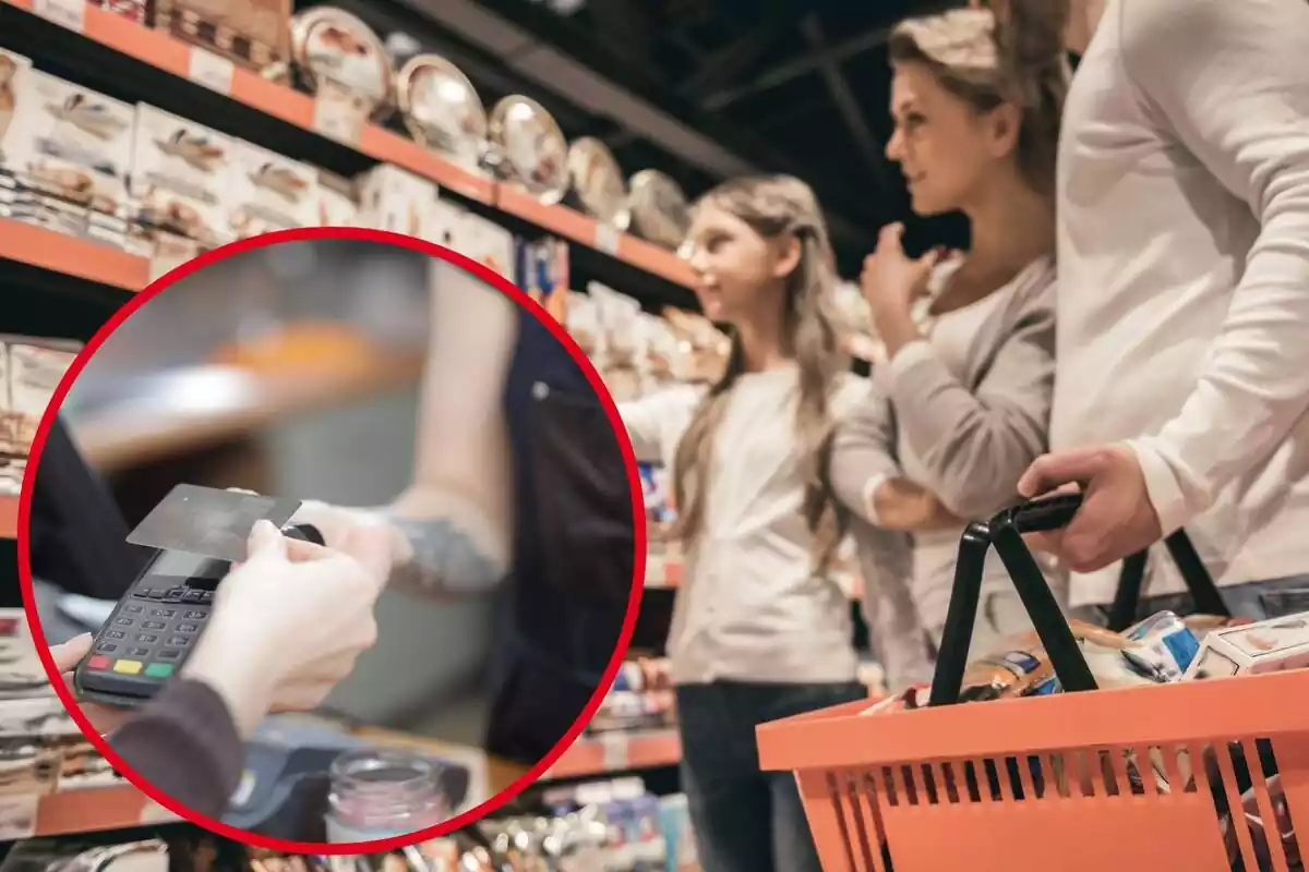 Imatge de fons d'una família comprant a un supermercat i una altra imatge d'una persona pagant amb targeta a un supermercat