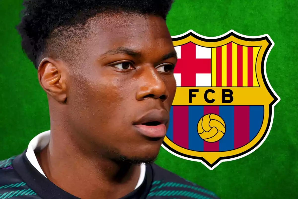 Un jugador de futbol amb l?escut del FC Barcelona de fons.