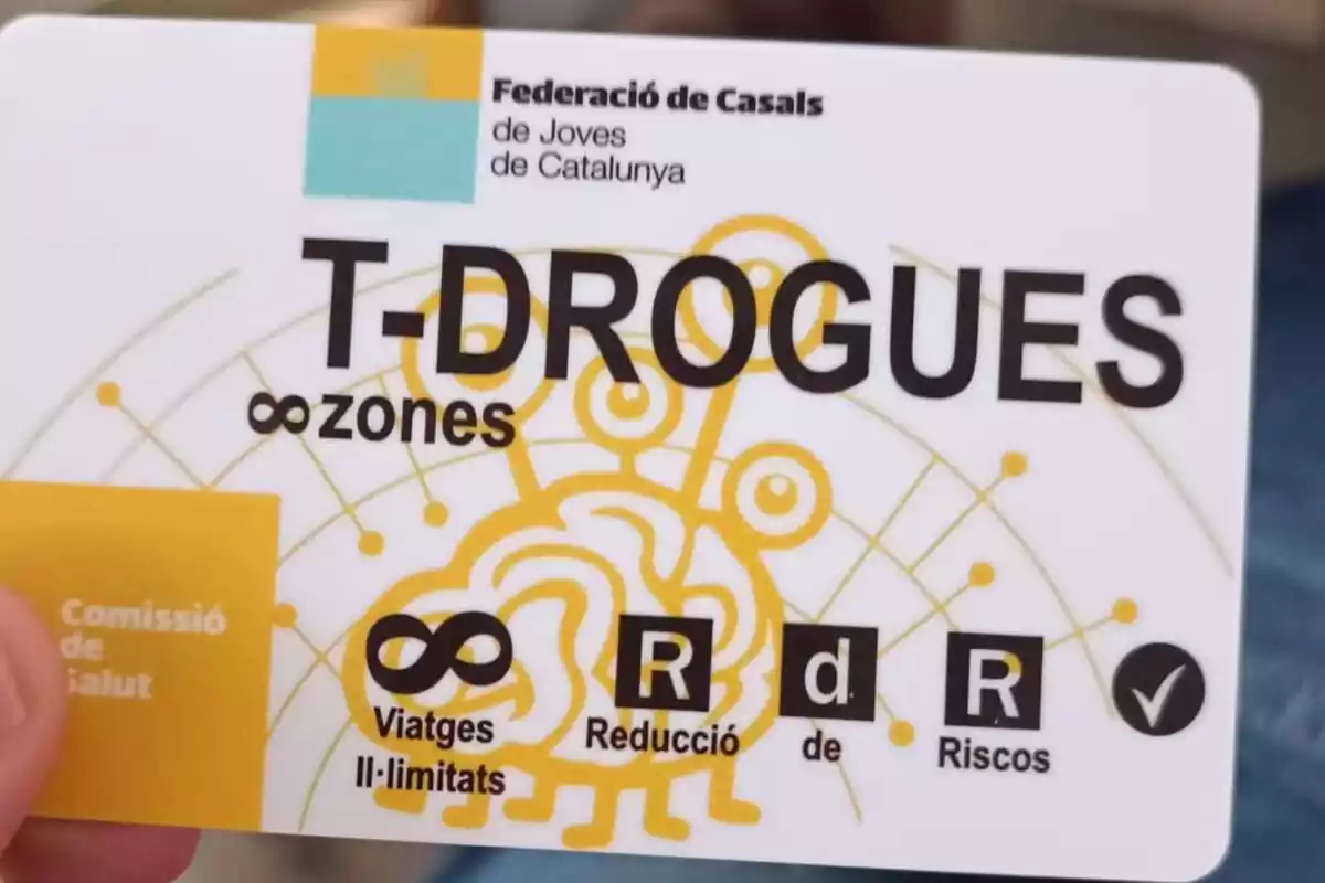 Foto d'una targeta de la Federació de Casals de Joves que promociona el consum de drogues amb la frase "T-Drogues, viatges il·limitats"