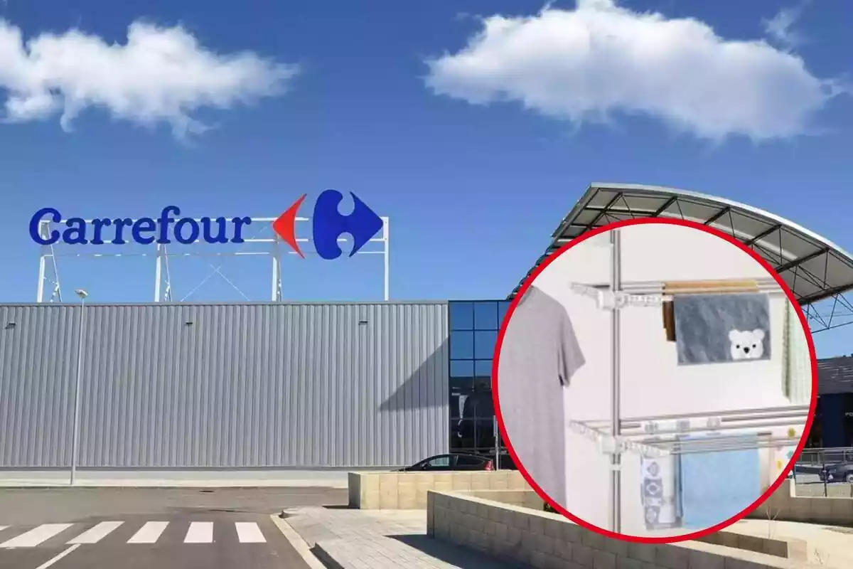 Detall d'estenedor plegable amb roba penjant en cercle vermell sobre fons de Carrefour