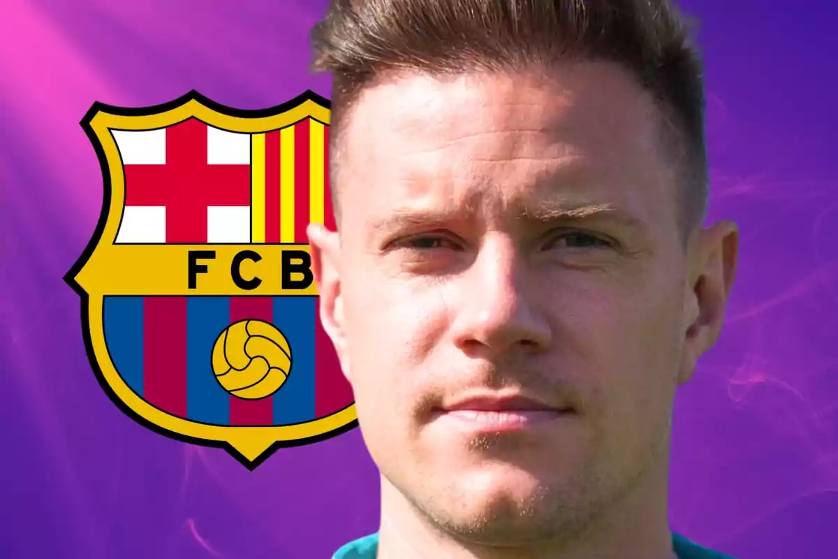 Un home davant de l'escut del FC Barcelona amb un fons morat.