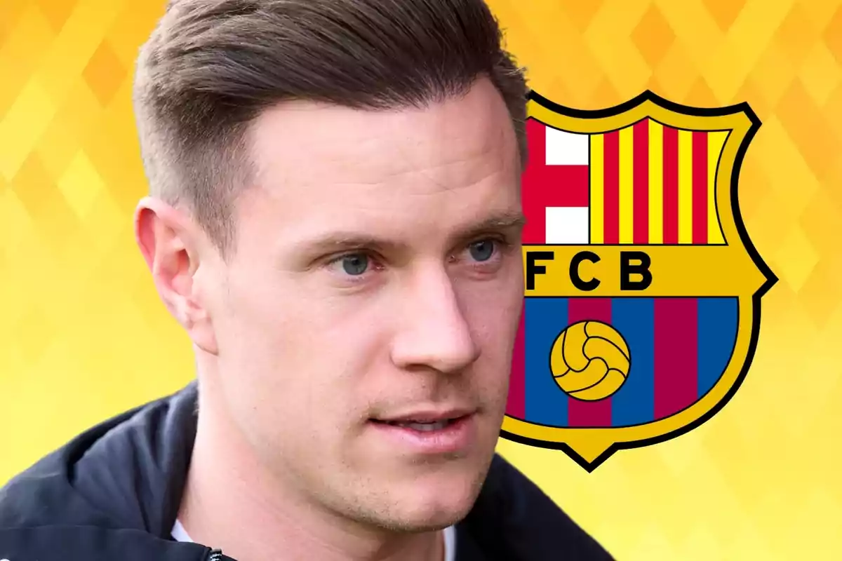 Un hombre con cabello corto y expresión seria frente a un fondo amarillo con el escudo del FC Barcelona.