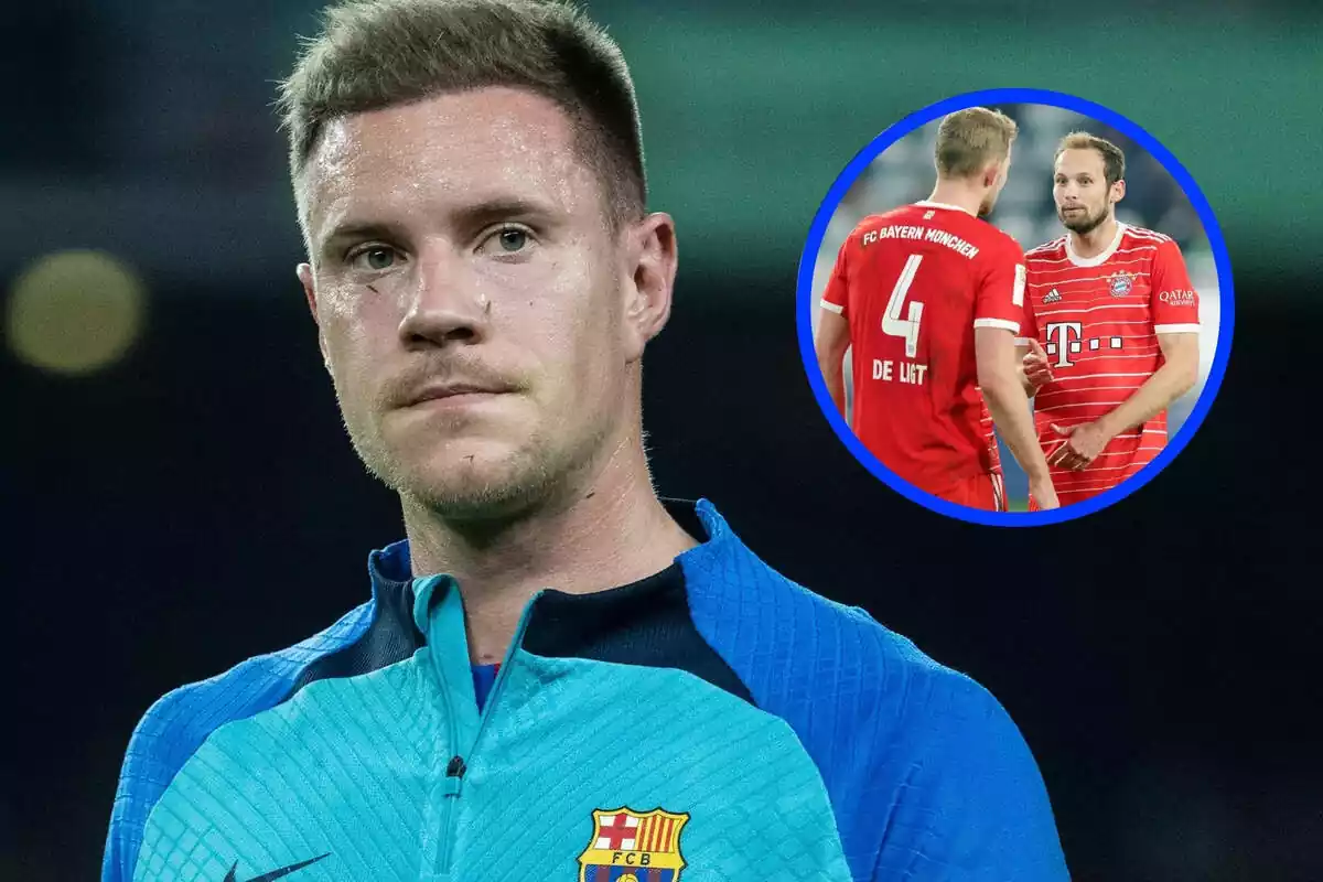 Marc-André ter Stegen amb la samarreta del FC Barcelona mirant una fotografia de De Ligt i Blind