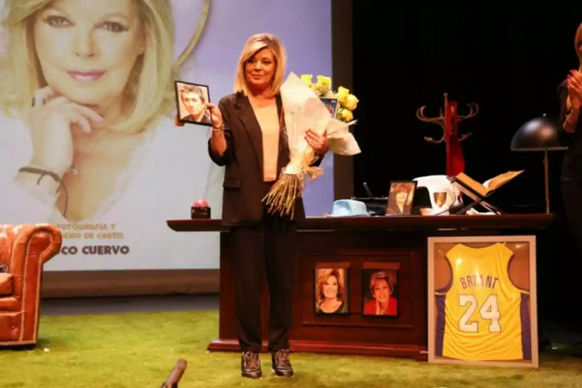 Terelu Campos pays tribute to her mother María Teresa Campos, Laura Valenzuela, and Concha Velasco at the end of her play Terelu Campos pays tribute to her mother María Teresa Campos, Laura Valenzuela, and Concha Velasco at the end of her play