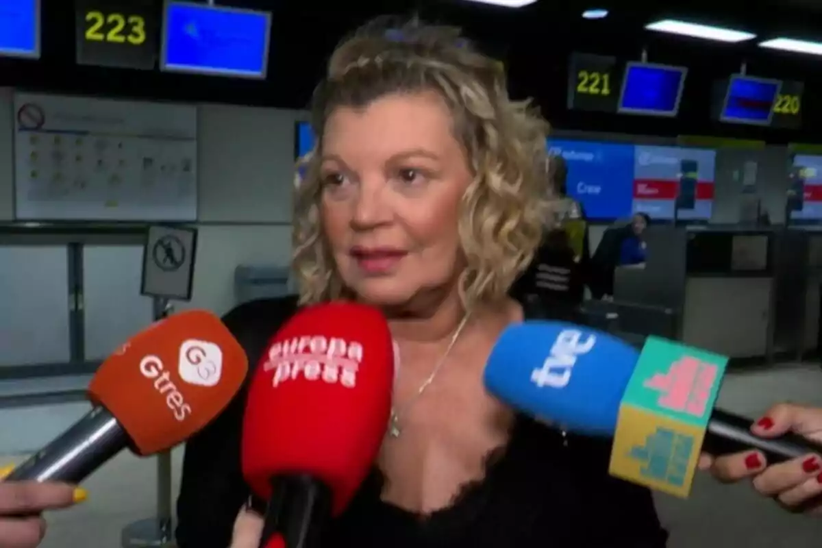 Terelu Campos sent entrevistada per diversos mitjans de comunicació en un aeroport. Terelu Campos sent entrevistada per diversos mitjans de comunicació en un aeroport.