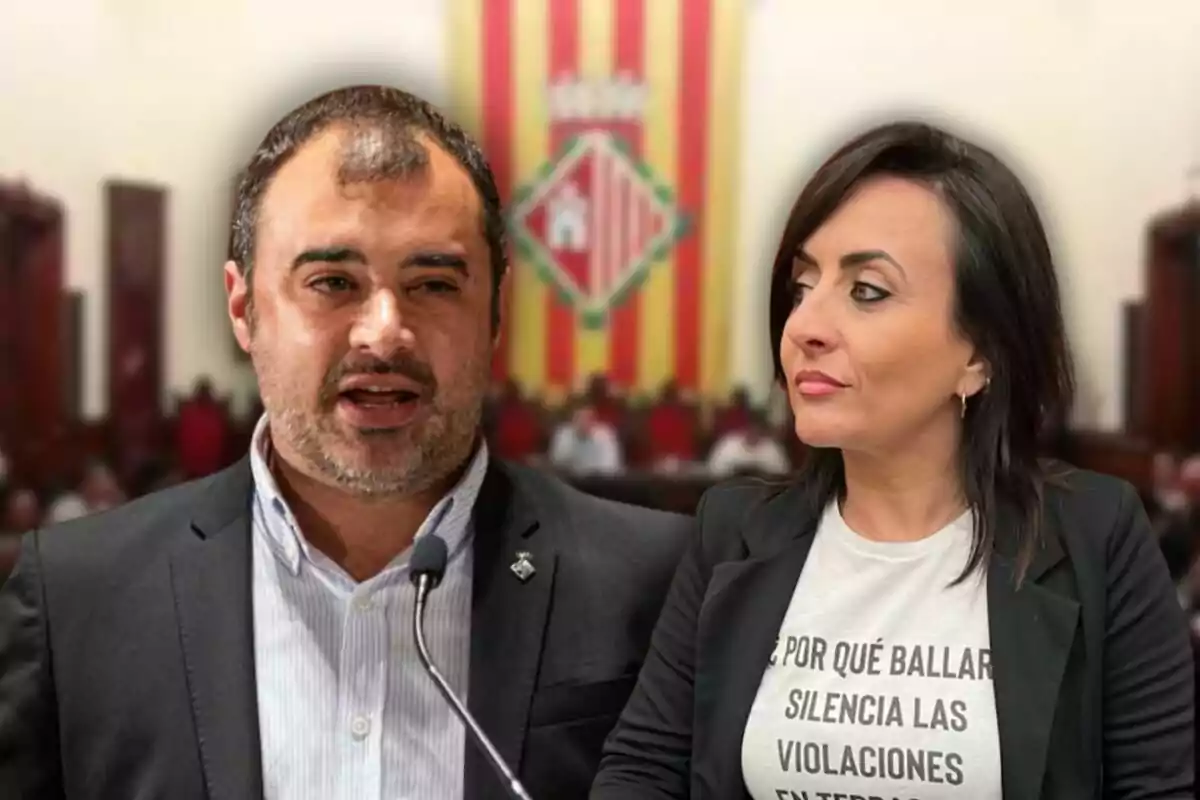 Dues persones en un entorn formal, una d'elles parlant davant d'un micròfon i l'altra mirant cap a ell, amb una bandera de fons.