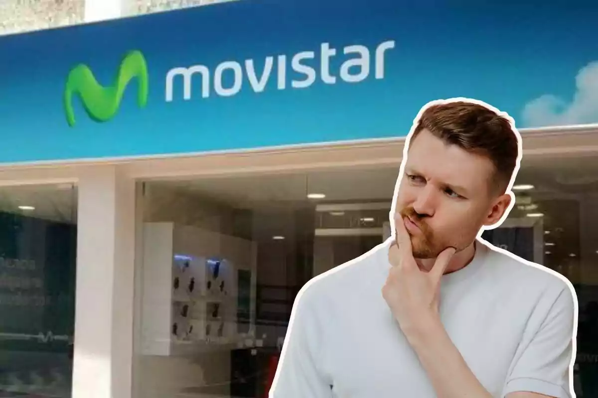 Un hombre pensativo frente a una tienda de Movistar.